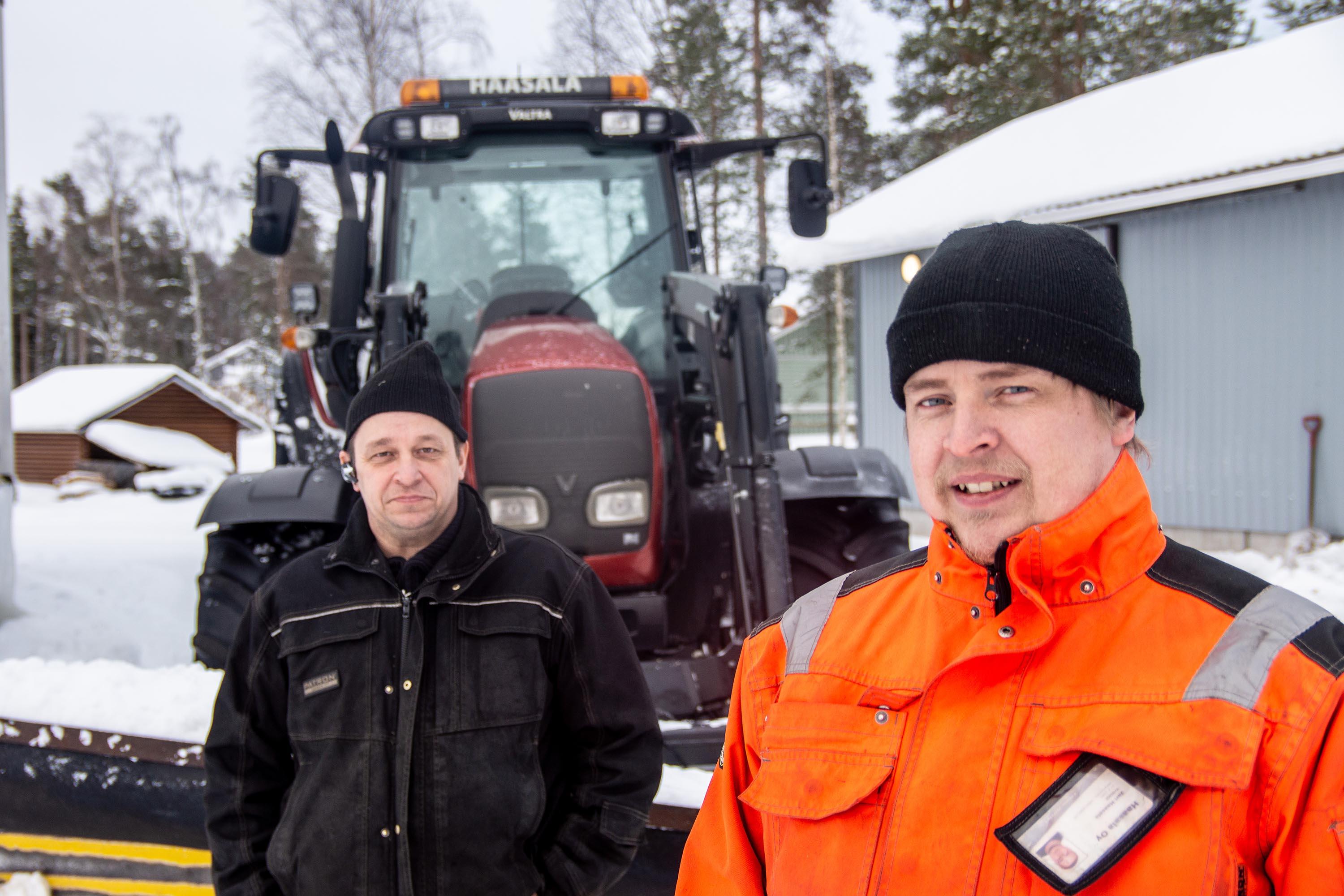 Jarkko ja Jari Haasala urakoivat Valtra-traktoreilla metsässä, pelloilla ja teillä