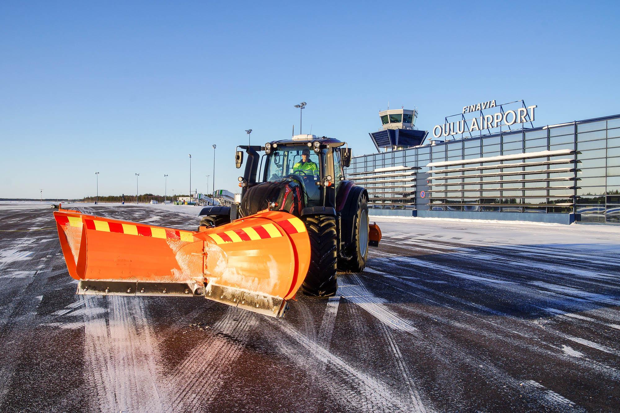 Oulun lentoasemalla oli testissä Valtra T234 Direct