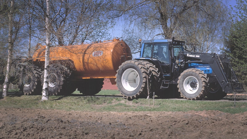 Valtra Valmet 8550 ja Valmet 695 etukuormaaja